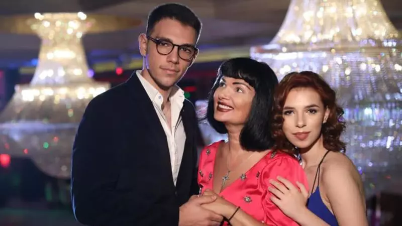 Ozana Barabancea merge la sală pentru a se întreține. Cântăreața a pozat în bustieră, cu abdomenul la vedere