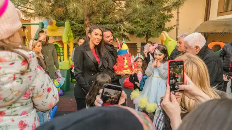 Raluca Pastramă și Pepe au fost nași de cununie. Soția cântărețului, deși a purtat negru, a atras toate privirile