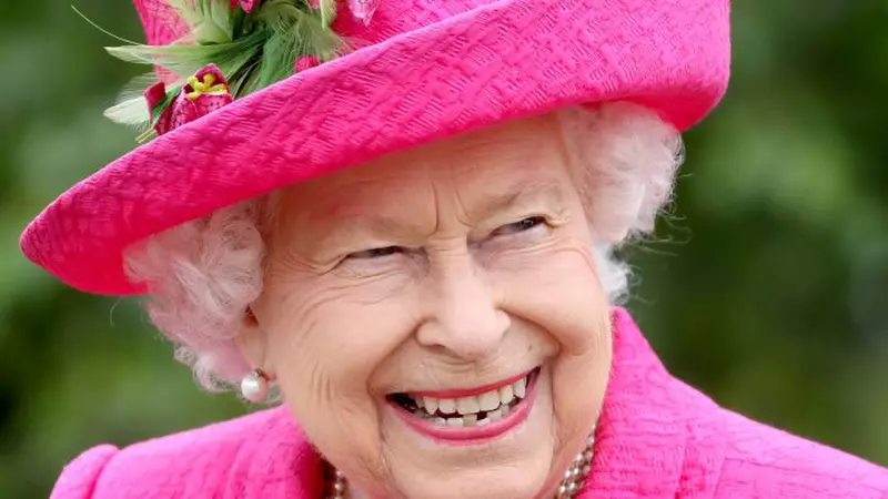 Regina Elisabeta a II-a a rupt protocolul și s-a pozat exact ca Meghan Markle! Suverana Marii Britanii și-a șocat fanii