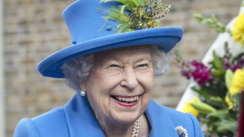 Pe Regina Elisabeta a II-a nu o bat niciodată pantofii! Ce truc are suverana pentru a scăpa de bătături