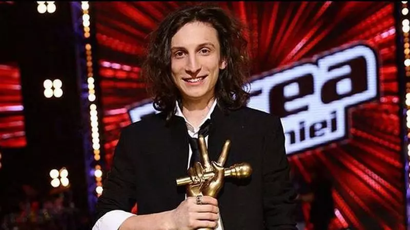 Ce face și cum arată acum Tiberiu Albu, rockerul care a câștigat Vocea României 2014. S-a vopsit blond și are o soție frumoasă de pică!