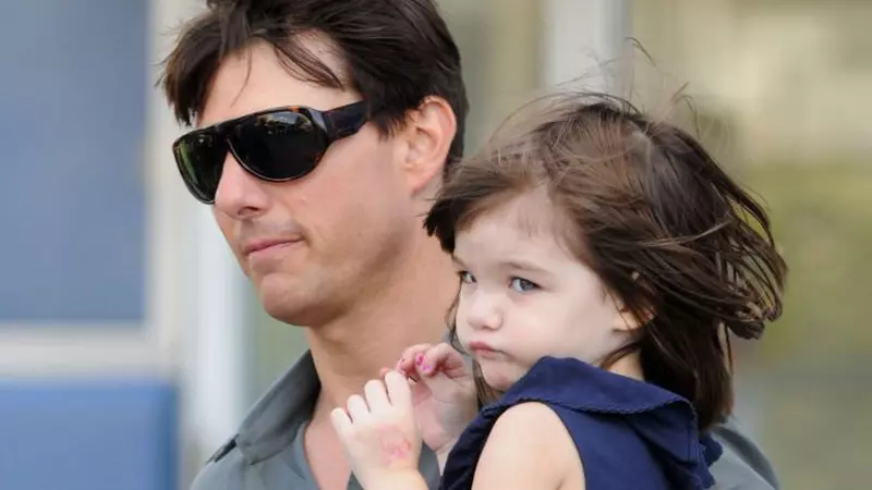 O mai ții minte pe Suri, fetița lui Tom Cruise? La 13 ani, a devenit o domnișoară incredibil de frumoasă