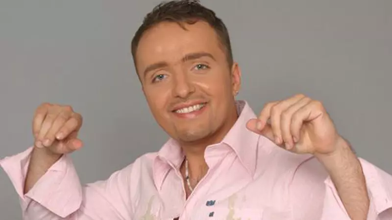 Costi Ioniță s-a transformat total de când trăiește în America. Artistul este vegetarian, face yoga și este pasionat de numerologie