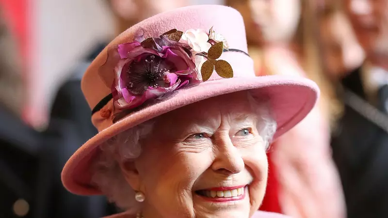 Cum își curăță Regina Elisabeta a II-a bijuteriile. Suverana Marii Britanii folosește cel mai simplu truc!