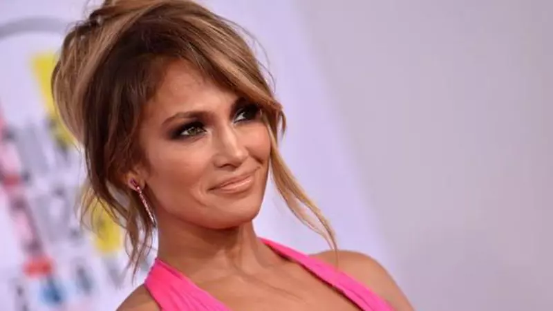 Surpriză de proporții pentru Jennifer Lopez! Sute de admiratoare s-au pozat în faimoasa ei rochie Versace și i-au trimis fotografiile!