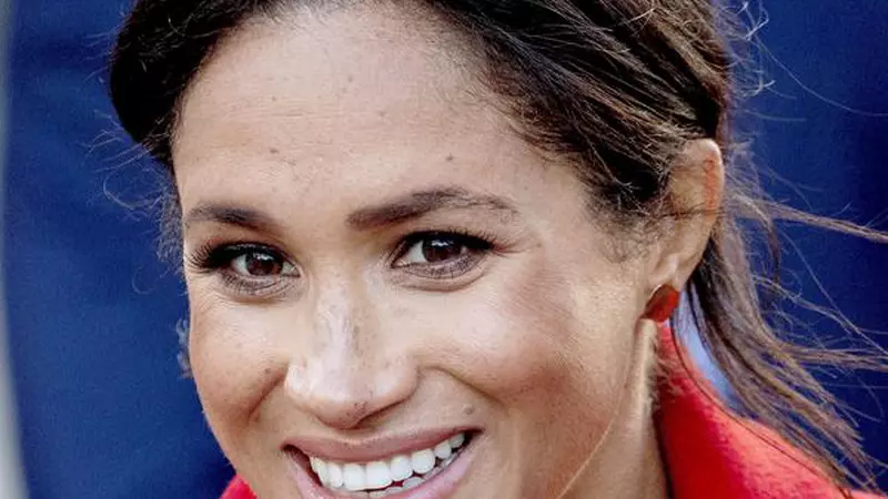 Meghan Markle are o dublură perfectă! Cine e Sarah și câți bani câștigă imitând-o pe Ducesa de Sussex