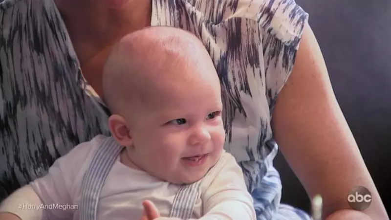 Noi fotografii cu Archie, fiul lui Meghan Markle și al Prințului Harry! Seamănă leit cu tatăl lui la aceeași vârstă!