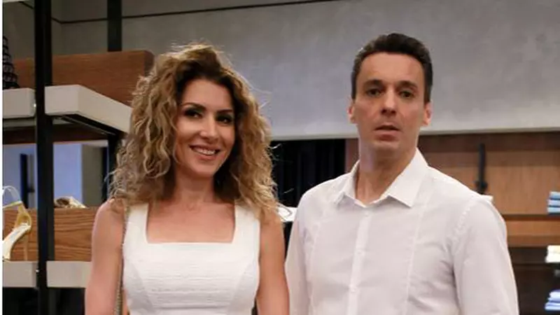Cum a reacționat Mircea Badea când a văzut rochia purtată de Carmen Brumă la Gala Unica 2019. Prezentatorul nu s-a abținut