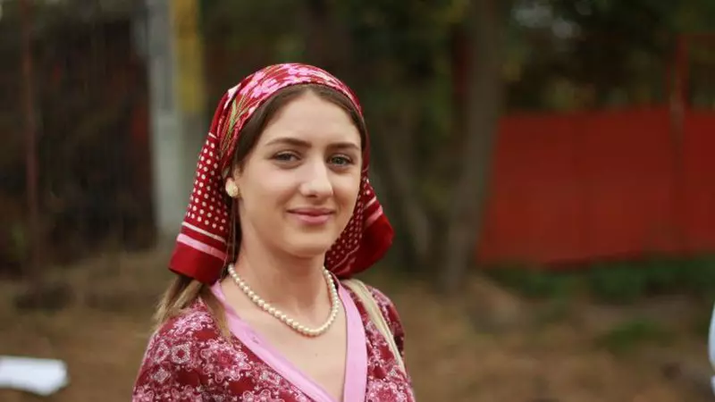 Cine este Andreea Lodba, tânăra care o interpretează pe Aurica, în comedia „Moldovenii”. Nu vei ghici niciodată care este meseria ei de bază!