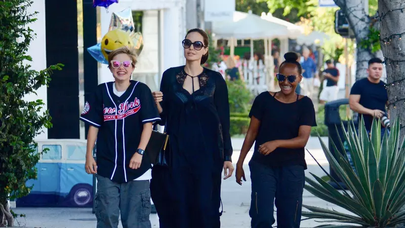La 13 ani, fetița actorilor Angelina Jolie și Brad Pitt a început procesul de schimbare de sex. Shiloh vrea să fie băiat