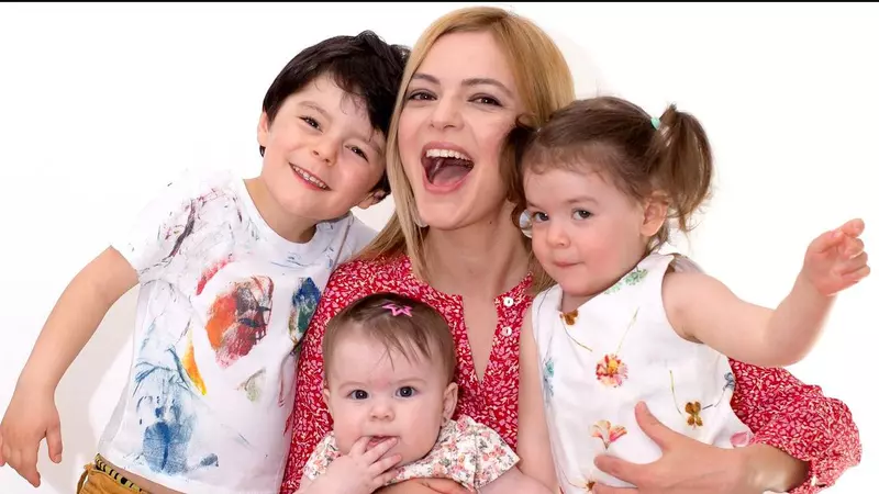 Cum se descurcă Lavinia Petrea, prezentatoare Pro TV, cu cei trei copii. Îi ia cu ea chiar și la coafor