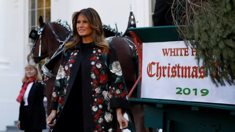 Cum s-a îmbrăcat Melania Trump la sosirea bradului de Crăciun la Casa Albă. Prima Doamnă a Americii a impresionat prin ținuta impecabilă!