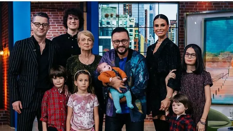 Anca Serea a rămas singură acasă cu șase copii. Adrian Sînă a plecat din țară