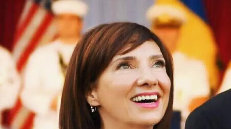 Cum s-a îmbrăcat Carmen Iohannis la recepția oferită de Regina Elisabeta a II-a. Ținuta soției președintelui a atras toate privirile