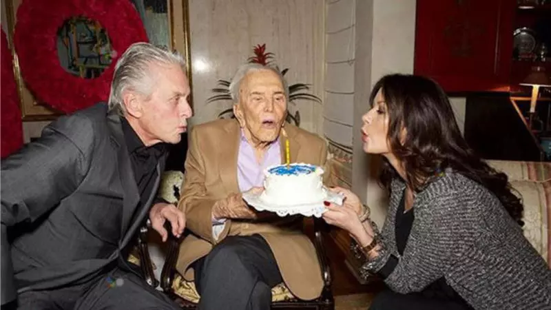 Kirk Douglas a împlinit 103 ani. A scăpat dintr-un accident de elicopter și dintr-un atac cerebral