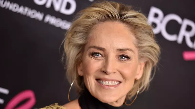 La 61 de ani, Sharon Stone își caută dragostea pe un site de matrimoniale! De ce a fost actrița reclamată și i s-a interzis accesul