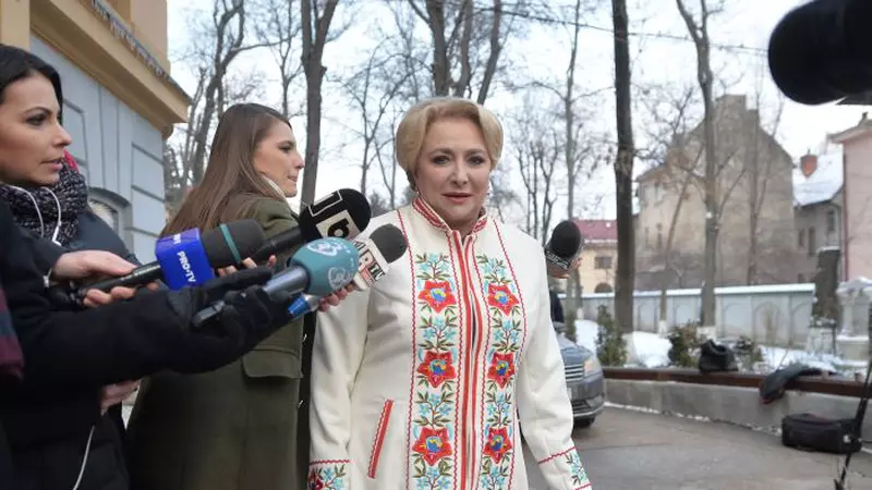 În ce ipostază neobișnuită a fost fotografiată Viorica Dăncilă, după ce a pierdut alegerile prezidențiale. Fosta sefă a PSD, la cumpărături într-un supermarket din Ploiești!