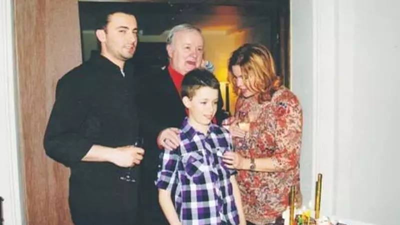 El este fratele cel mic al Cristinei Ţopescu! Sebastian are 21 de ani şi este student la două facultăţi