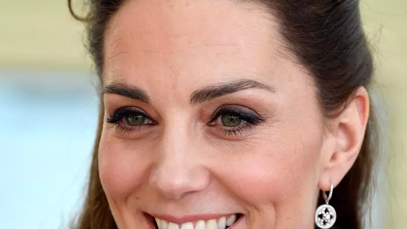 Fusta lui Kate Middleton, ridicată de vânt în plină stradă! Reacția adorabilă a Ducesei de Cambridge