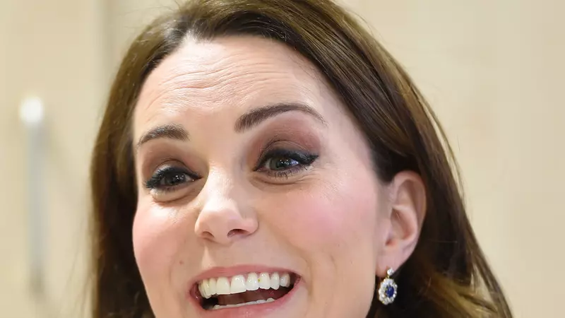 Kate Middleton a făcut furori cu un palton clasic și o fustă de doar 10 lire! Dar a fost acuzată că o copiază pe Meghan Markle!