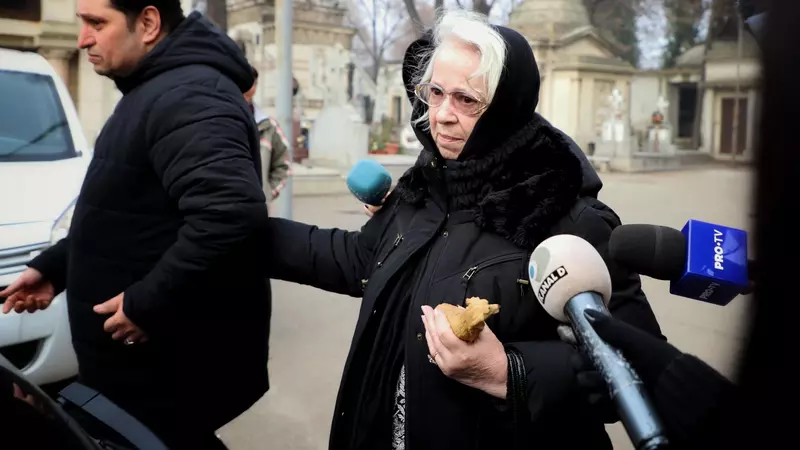 Prima imagine cu mama Cristinei Țopescu la căpătâiul fiicei sale. Rodica Țopescu, sfâșiată de durere. „Iubirea vieții mele, mămica”