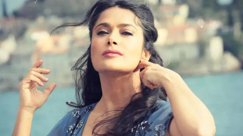 Salma Hayek arată incredibil la 53 de ani! Actrița a înnebunit Internetul cu decolteul său și spune că totul e natural
