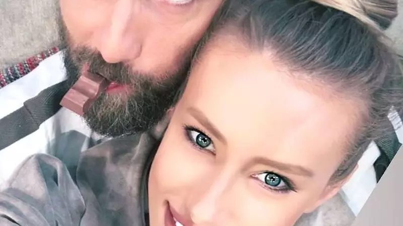 Dani Oţil şi-a pozat iubita alintată „Miss Funduleţ” goală, în cadă şi postat fotografia pe Instagram / Reacţia fanilor