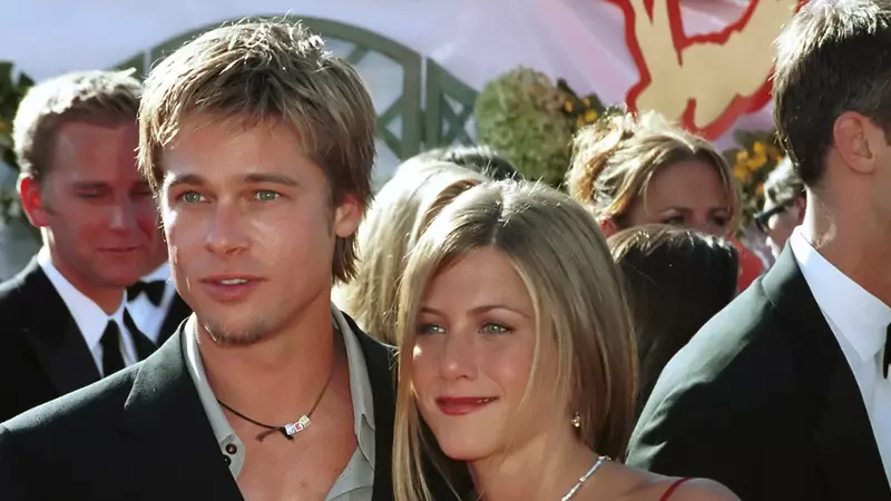 Brad Pitt și Jennifer Aniston, împăcarea pe care fanii o aşteaptă de 15 ani? Imaginile cu ei, când s-au îmbrățișat, au devenit virale!