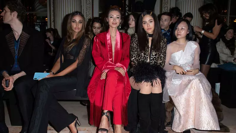 Mădălina Ghenea, apariție spectaculoasă la Paris Fashion Week. Rochia  inspirată din cultura marocană a atras privirile tuturor