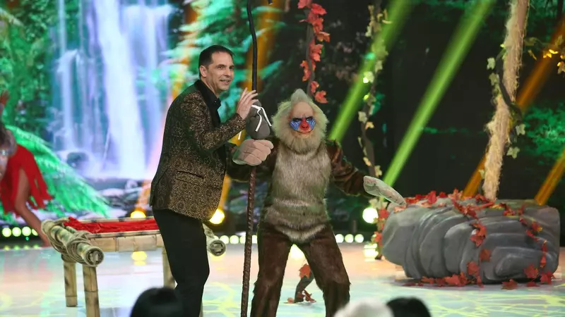 Scandal monstruos pe Facebook între Dan Negru şi Adelin Petrişor. Jurnaliştii şi-au aruncat replici dure: "Facem play back la breaking news şi copiem ce spun alţii!"