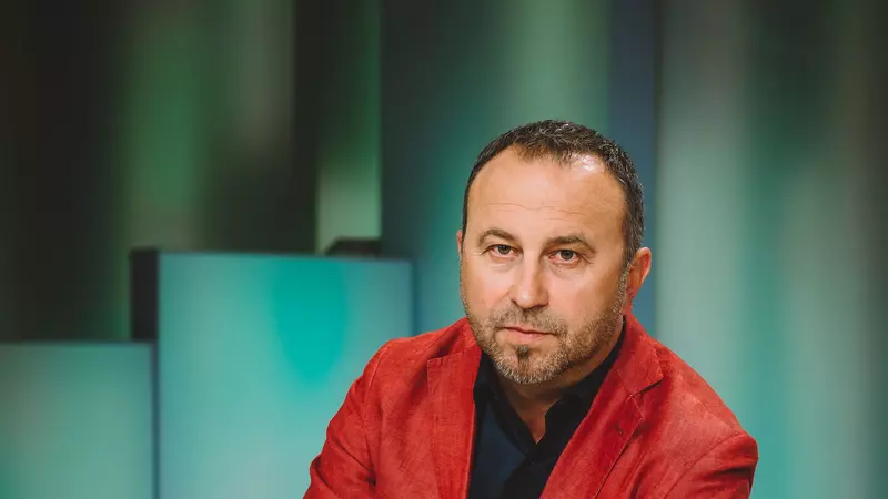 Cine este preotul de la Imperiul Leilor care face ciocolată cu cannabis. Dinu Criste a fost suspendat de BOR după ce a candidat la postul de primar!