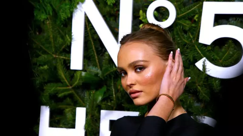 Rar ne-a fost dat să vedem așa ceva! Fiica lui Johnny Depp, cu sânii la vedere și fără lenjerie intimă pe covorul roșu