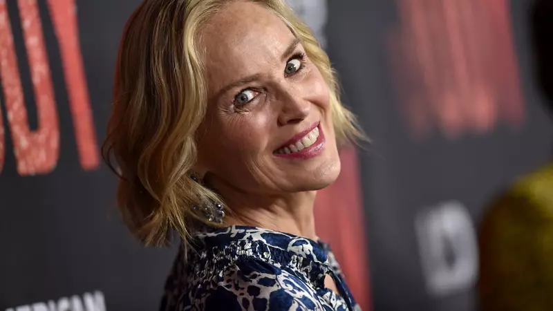 Drama lui Sharon Stone. A văzut moartea cu ochii de trei ori: „Am fost lovită de fulger, mi-am tăiat jugulara și am suferit un atac cerebral”