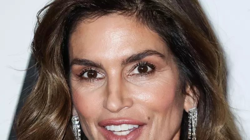 Cindy Crawford, îngrijorată pentru sănătatea mintală a fiului ei, după ce acesta s-a tatuat pe față! Ce și-a scris Presley Gerber pe chip