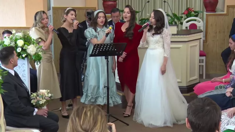 Pe surorile Lidiei Buble le știe toată lumea, dar uite cum arată frățiorul mai mic al vedetei. Câți ani are și cu ce se ocupă