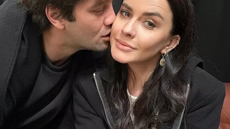 Adelina și Cristi Chivu, nevoiți să iasă din carantină pentru a merge la supermarket. Cei doi s-au echipat cu măști de protecție și mănuși împotriva coronavirus