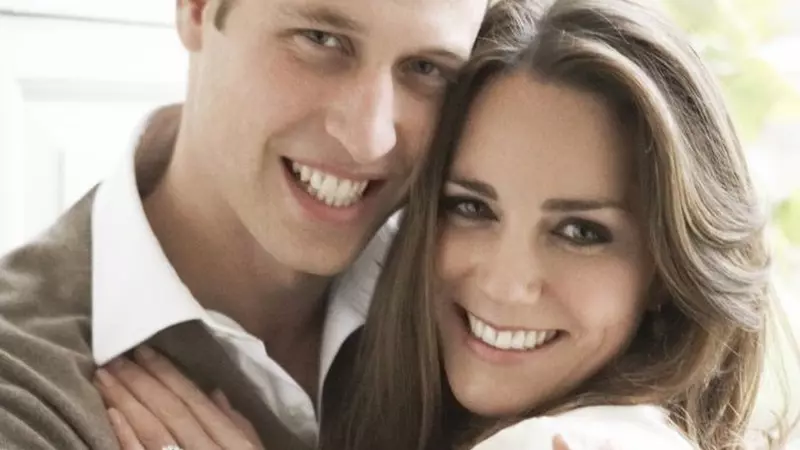 Kate Middleton și Prințul William au dat publicității fotografii de familie pe care le-au ascuns, până acum. Imaginile sunt adorabile!