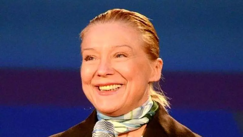 O mai ții minte pe Mihaela Mihai? Interpreta melodiei ”De-ai fi tu salcie la mal” arată foarte bine și la 72 de ani, iar fiica ei e frumusețe rară