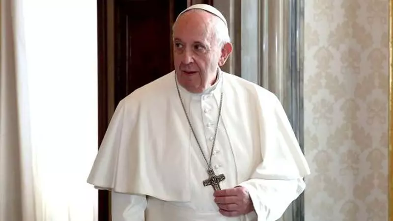 Papa Francisc a mers pe străzile Romei către un loc de rugăciune, în ciuda pericolului coronavirus. Respiră cu un singur plămân încă din adolescență