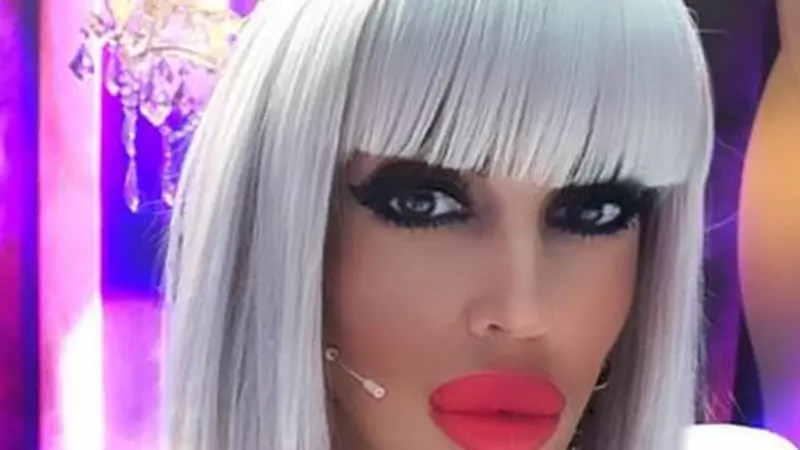 Raluca Bădulescu, complet nemachiată. Cum arată vedeta fără machiajul strident