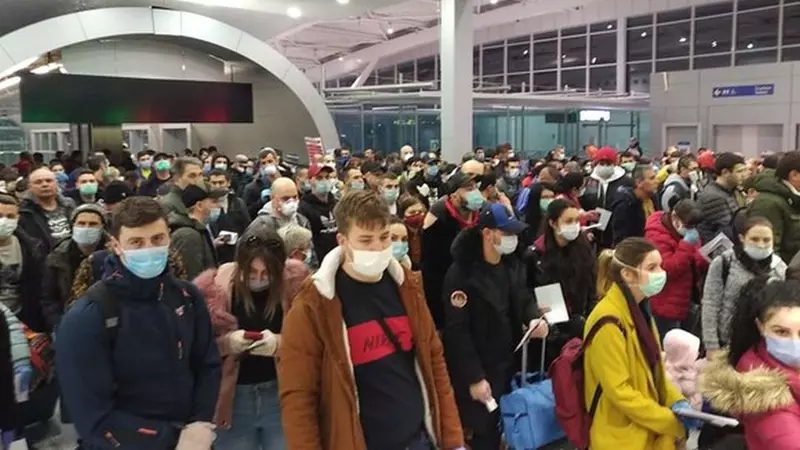 Fotografia care a scandalizat toată țara! Aeroportul Otopeni, plin-ochi, în plină pandemie de coronavirus! Oamenii s-au îmbulzit și s-au înghesuit la control pașapoarte