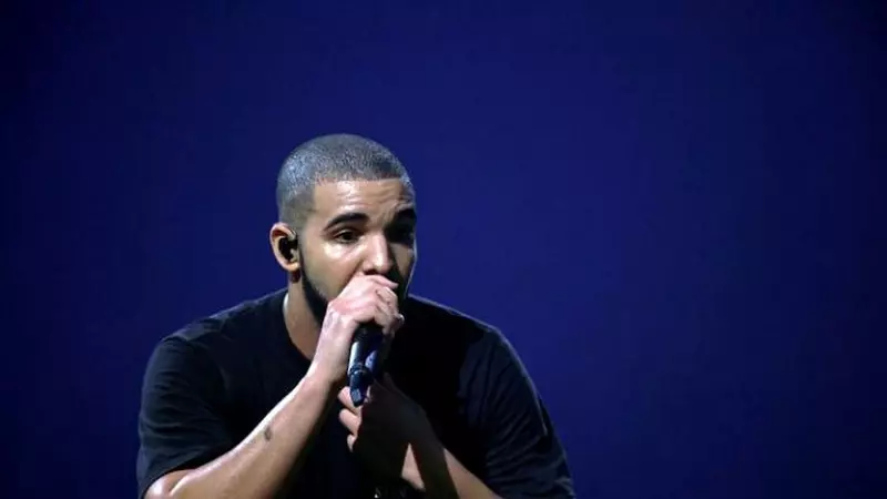 Cum arată fiul rapperului Drake! E adorabil: leit tatăl lui, doar că e blond și are ochii albaștri