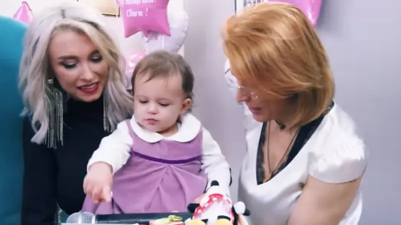 Andreea Bălan a publicat primele imagini de la petrecerea de un an a fetiței sale. Ce a ales Clara de pe tavă, la ruperea turtei