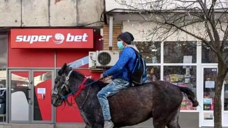 Sergiu, tânărul care a mers călare la maternitate, oferă o lecție de viață tuturor. A donat o parte din banii primiți: "Cum pot eu să nu dau când Dumnezeu mi-a dat și mie?"