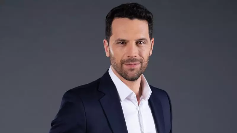 Adi Nartea din serialul VLAD s-a organizat ca la armată, în timpul izolării: "Ne dăm ”permisie” până la supermarket și invariabil de trei ori pe zi afară cu cățelul" / INTERVIU