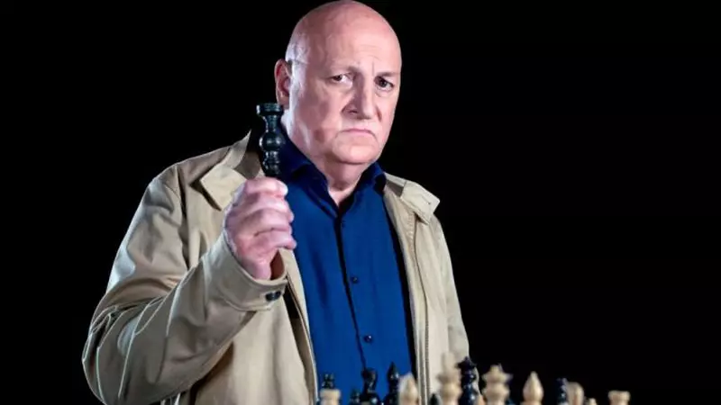 Bebe Cotimanis a filmat un clip senzațional alături de iubita sa pe acoperișul casei. Materialul care face referire la Klaus Iohannis a devenit viral!