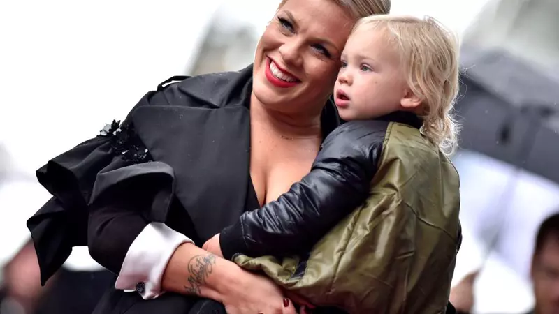 Pink și fiul ei în vârstă de 3 ani, depistați pozitiv cu coronavirus! "Cred că nu m-am rugat mai mult în viața mea!"