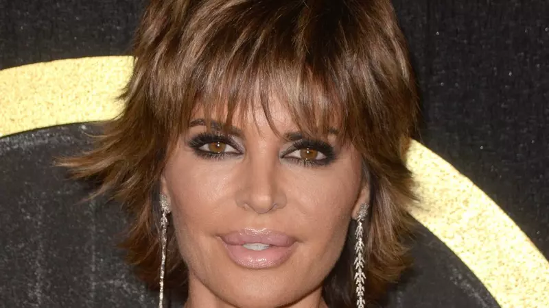 O mai ții minte pe Lisa Rinna, faimoasa Taylor din Melrose Place? Este desfigurată de operațiile estetice și a ajuns de nerecunoscut: "Arăt ca o ciudată"