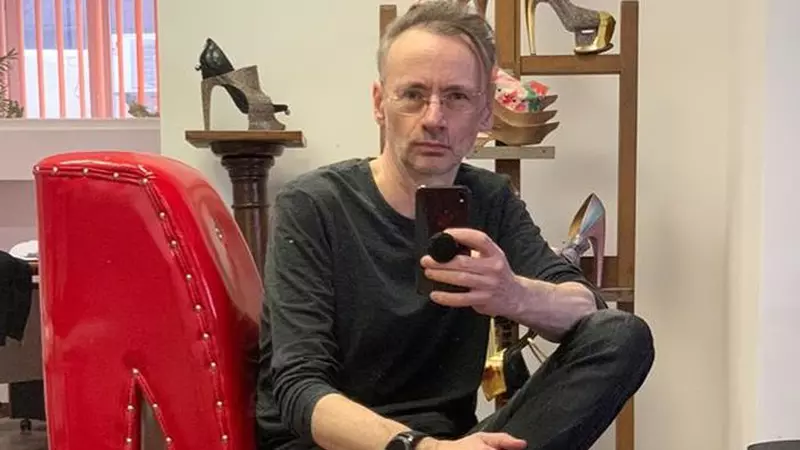 Mihai Albu a creat prima pereche de pantofi prevăzuți cu mască de protecție. La ce preț ajung încălțările anti COVID-19