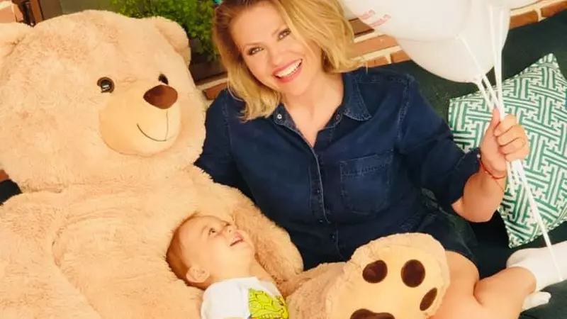 Sărbătoare în familia Mirelei Vaida. Fiul ei, Tudor, a împlinit 1 an și au petrecut în autoizolare. Vedeta a decis să amâne tăierea moțului